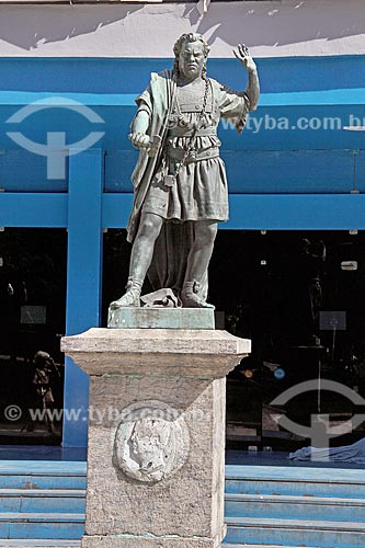  Escultura de João Caetano com os trajes do personagem principal da peça Oscar, filho de Ossion - na frente do Teatro João Caetano (1813)  - Rio de Janeiro - Rio de Janeiro (RJ) - Brasil