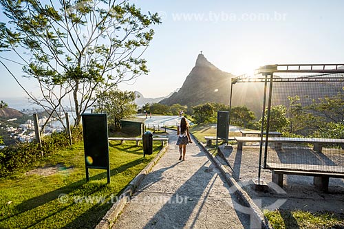  Vista do pôr do sol no Mirante Dona Marta com o Cristo Redentor ao fundo  - Rio de Janeiro - Rio de Janeiro (RJ) - Brasil