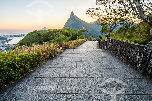  Vista do pôr do sol no Mirante Dona Marta com o Cristo Redentor ao fundo  - Rio de Janeiro - Rio de Janeiro (RJ) - Brasil