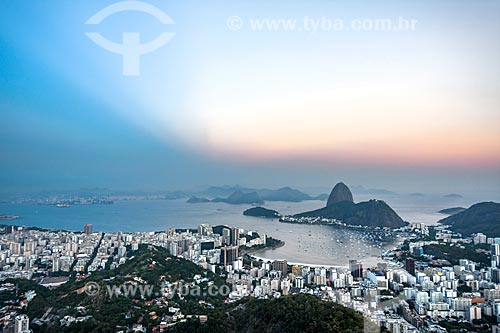  Vista do pôr do sol na Enseada de Botafogo a partir do Mirante Dona Marta com o Pão de Açúcar ao fundo  - Rio de Janeiro - Rio de Janeiro (RJ) - Brasil