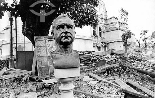  Detalhe de busto de Getúlio Vargas durante a demolição do Palácio Monroe  - Rio de Janeiro - Rio de Janeiro (RJ) - Brasil