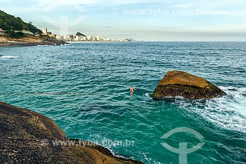  Praticante de slackline na Praia do Vidigal  - Rio de Janeiro - Rio de Janeiro (RJ) - Brasil