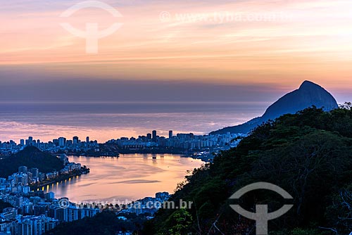  Vista do pôr do sol na Lagoa Rodrigo de Freitas a partir do Mirante Dona Marta  - Rio de Janeiro - Rio de Janeiro (RJ) - Brasil