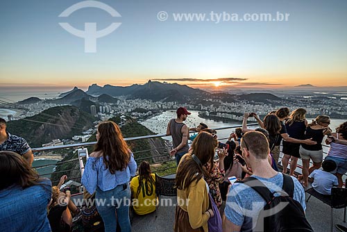  Turistas no mirante do Pão de Açúcar durante o pôr do sol  - Rio de Janeiro - Rio de Janeiro (RJ) - Brasil