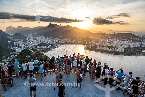  Turistas no mirante do Pão de Açúcar durante o pôr do sol  - Rio de Janeiro - Rio de Janeiro (RJ) - Brasil