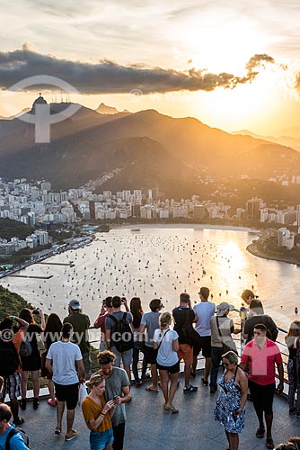  Turistas no mirante do Pão de Açúcar durante o pôr do sol  - Rio de Janeiro - Rio de Janeiro (RJ) - Brasil