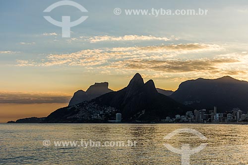  Vista do pôr do sol a partir da Pedra do Arpoador com o Morro Dois Irmãos e a Pedra da Gávea ao fundo  - Rio de Janeiro - Rio de Janeiro (RJ) - Brasil