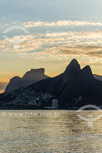  Vista do pôr do sol a partir da Pedra do Arpoador com o Morro Dois Irmãos e a Pedra da Gávea ao fundo  - Rio de Janeiro - Rio de Janeiro (RJ) - Brasil