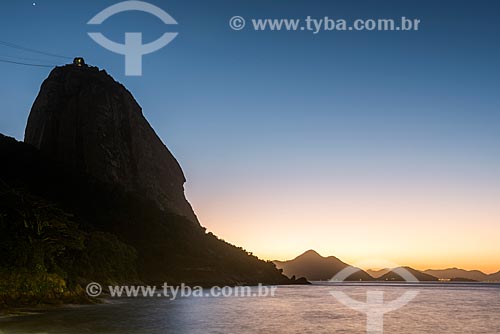  Vista do amanhecer na Praia Vermelha com o Pão de Açúcar ao fundo  - Rio de Janeiro - Rio de Janeiro (RJ) - Brasil