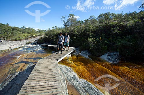  Passarela na Prainha do Parque Estadual do Ibitipoca durante a trilha do circuito de água  - Lima Duarte - Minas Gerais (MG) - Brasil