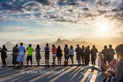  Turistas observando o pôr do sol a partir do mirante do Pão de Açúcar  - Rio de Janeiro - Rio de Janeiro (RJ) - Brasil