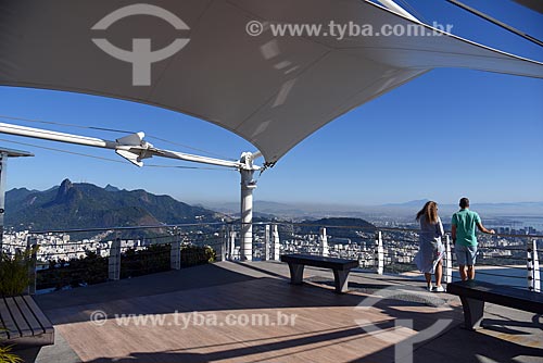  Casal observando a vista no mirante do Morro da Urca  - Rio de Janeiro - Rio de Janeiro (RJ) - Brasil