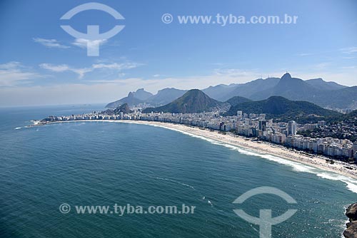  Foto aérea da orla da Praia de Copacabana com o Morro Dois Irmãos e a Pedra da Gávea ao fundo  - Rio de Janeiro - Rio de Janeiro (RJ) - Brasil