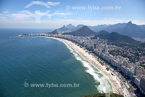  Foto aérea da orla da Praia de Copacabana com o Morro Dois Irmãos e a Pedra da Gávea ao fundo  - Rio de Janeiro - Rio de Janeiro (RJ) - Brasil