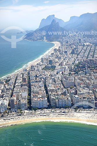  Foto aérea do bairro de Copacabana com o Morro Dois Irmãos e a Pedra da Gávea ao fundo  - Rio de Janeiro - Rio de Janeiro (RJ) - Brasil