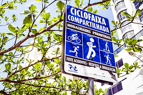  Placa indicando ciclofaixa compartilhada  - Balneário Camboriú - Santa Catarina (SC) - Brasil