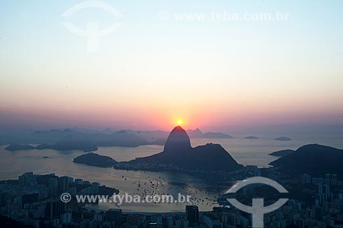  Vista do amanhecer a partir da Mirante Dona Marta com o Pão de Açúcar ao fundo  - Rio de Janeiro - Rio de Janeiro (RJ) - Brasil