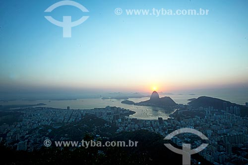  Vista do amanhecer a partir da Mirante Dona Marta com o Pão de Açúcar ao fundo  - Rio de Janeiro - Rio de Janeiro (RJ) - Brasil