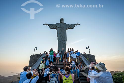  Turistas no Cristo Redentor durante o pôr do sol  - Rio de Janeiro - Rio de Janeiro (RJ) - Brasil