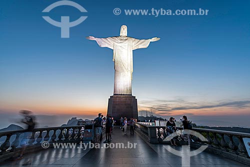  Turistas no Cristo Redentor durante o pôr do sol  - Rio de Janeiro - Rio de Janeiro (RJ) - Brasil