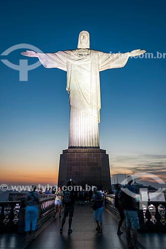  Turistas no Cristo Redentor durante o pôr do sol  - Rio de Janeiro - Rio de Janeiro (RJ) - Brasil