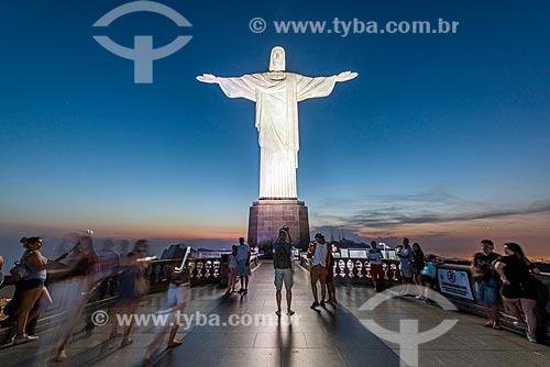  Turistas no Cristo Redentor durante o pôr do sol  - Rio de Janeiro - Rio de Janeiro (RJ) - Brasil