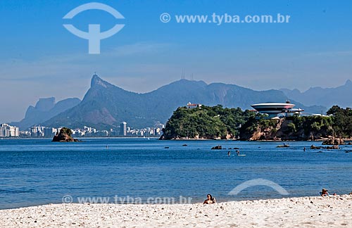  Vista da orla da Praia de Icaraí com a Pedra da Gávea, Cristo Redentor e Museu de Arte Contemporânea de Niterói (1996) - parte do Caminho Niemeyer  - Niterói - Rio de Janeiro (RJ) - Brasil