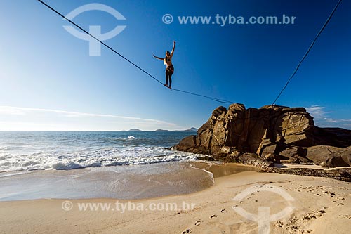  Praticante de slackline próximo à Praia do Leblon durante o amanhecer  - Rio de Janeiro - Rio de Janeiro (RJ) - Brasil