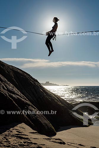  Silhueta de praticante de slackline próximo à Praia do Leblon durante o amanhecer  - Rio de Janeiro - Rio de Janeiro (RJ) - Brasil