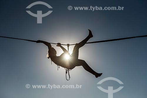  Silhueta de praticante de slackline próximo à Praia do Leblon durante o amanhecer  - Rio de Janeiro - Rio de Janeiro (RJ) - Brasil