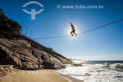  Silhueta de praticante de slackline próximo à Praia do Leblon durante o amanhecer  - Rio de Janeiro - Rio de Janeiro (RJ) - Brasil