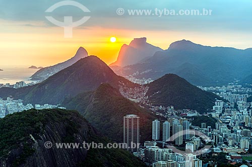  Vista do Morro Dois Irmãos com a Pedra da Gávea a partir do Pão de Açúcar durante o pôr do sol  - Rio de Janeiro - Rio de Janeiro (RJ) - Brasil