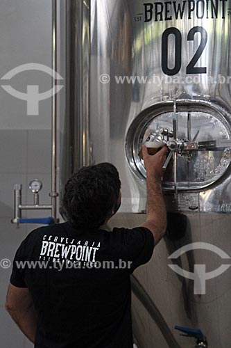  Mestre cervejeiro retirando cerveja diretamente do tanque de maturação na Cervejaria Brewpoint  - Petrópolis - Rio de Janeiro (RJ) - Brasil