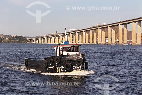  Rebocador João Julião na Baía de Guanabara com a Ponte Rio-Niterói ao fundo  - Rio de Janeiro - Rio de Janeiro (RJ) - Brasil