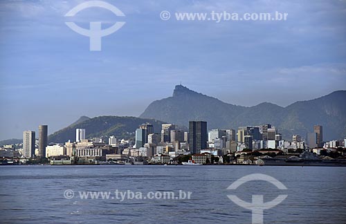  Vista dos prédios do centro do Rio de Janeiro a partir da Baía de Guanabara com o Cristo Redentor ao fundo  - Rio de Janeiro - Rio de Janeiro (RJ) - Brasil