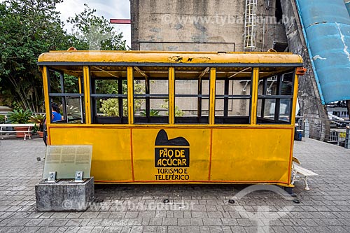  Detalhe do primeiro modelo do Bondinho do Pão de Açúcar (1912) em exibição na Praça do Bondinho na Estação do bondinho do Morro da Urca  - Rio de Janeiro - Rio de Janeiro (RJ) - Brasil