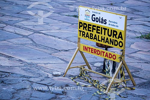  Detalhe de placa de aviso no centro histórico da cidade de Goiás  - Goiás - Goiás (GO) - Brasil