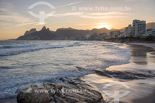  Vista do pôr do sol a partir da Pedra do Arpoador com a Pedra da Gávea e o Morro Dois Irmãos ao fundo  - Rio de Janeiro - Rio de Janeiro (RJ) - Brasil