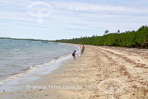  Crianças jogando futebol na orla da Praia de Barrinha  - Cajueiro da Praia - Piauí (PI) - Brasil