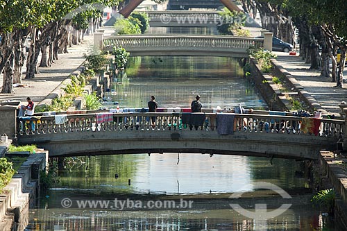  Moradores de rua ocupando o Canal do Mangue em meio às pistas da Avenida Presidente Vargas  - Rio de Janeiro - Rio de Janeiro (RJ) - Brasil