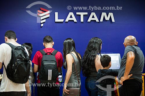  Fila em terminal de autoatendimento da Latam Airlines no Aeroporto Santos Dumont durante atrasos e cancelamentos provocados por nevoeiro  - Rio de Janeiro - Rio de Janeiro (RJ) - Brasil