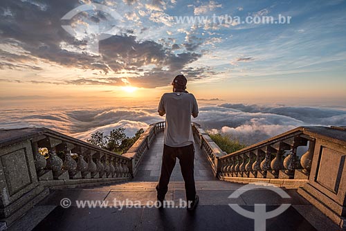  Homem fotografando o amanhecer a partir do mirante do Cristo Redentor  - Rio de Janeiro - Rio de Janeiro (RJ) - Brasil