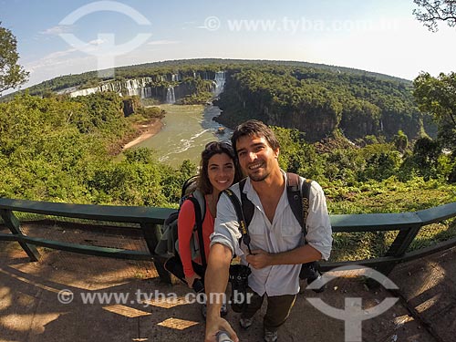  Casal fazendo uma selfie no Parque Nacional do Iguaçu  - Foz do Iguaçu - Paraná (PR) - Brasil