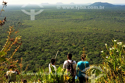  Turistas observando a vista na trilha da Serras Guerreiras do Tapuruquara  - Santa Isabel do Rio Negro - Amazonas (AM) - Brasil