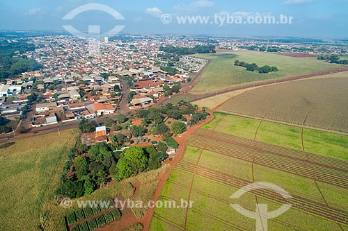  Foto feita com drone de plantação de feijão com a cidade de Guaíra ao fundo  - Guaíra - São Paulo (SP) - Brasil