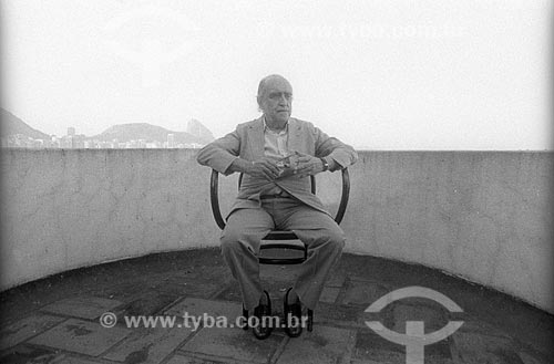  Oscar Niemeyer em seu escritório na Avenida Atlântica com o Pão de Açúcar ao fundo - década de 80  - Rio de Janeiro - Rio de Janeiro (RJ) - Brasil