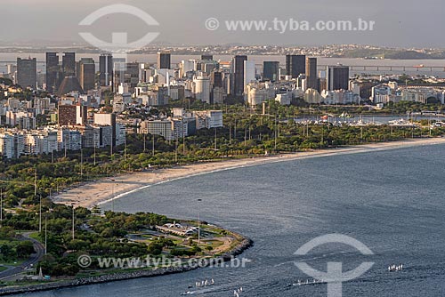  Vista do Praia do Flamengo a partir do mirante do Morro da Urca no Pão de Açúcar com prédios do centro do Rio de Janeiro ao fundo  - Rio de Janeiro - Rio de Janeiro (RJ) - Brasil