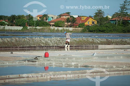  Trabalhador em tanque de evaporação de sal próximas a Araruama  - Araruama - Rio de Janeiro (RJ) - Brasil