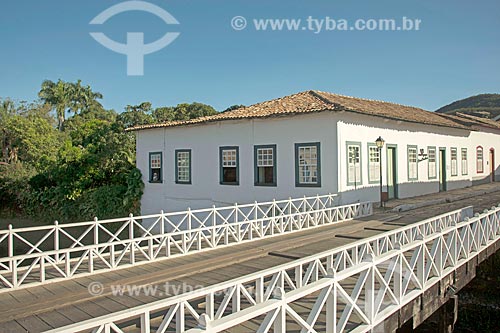  Ponte sobre o Rio Vermelho com o Museu Casa de Cora Coralina - casa em que a escritora Cora Coralina viveu - ao fundo  - Goiás - Goiás (GO) - Brasil