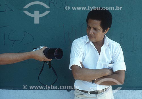  Detalhe do fotógrafo Walter Firmo recebendo máquina fotográfica - década de 80  - Rio de Janeiro - Rio de Janeiro (RJ) - Brasil
